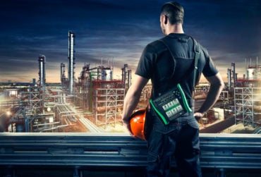 男子携带Beamex MC6高级过程校准器